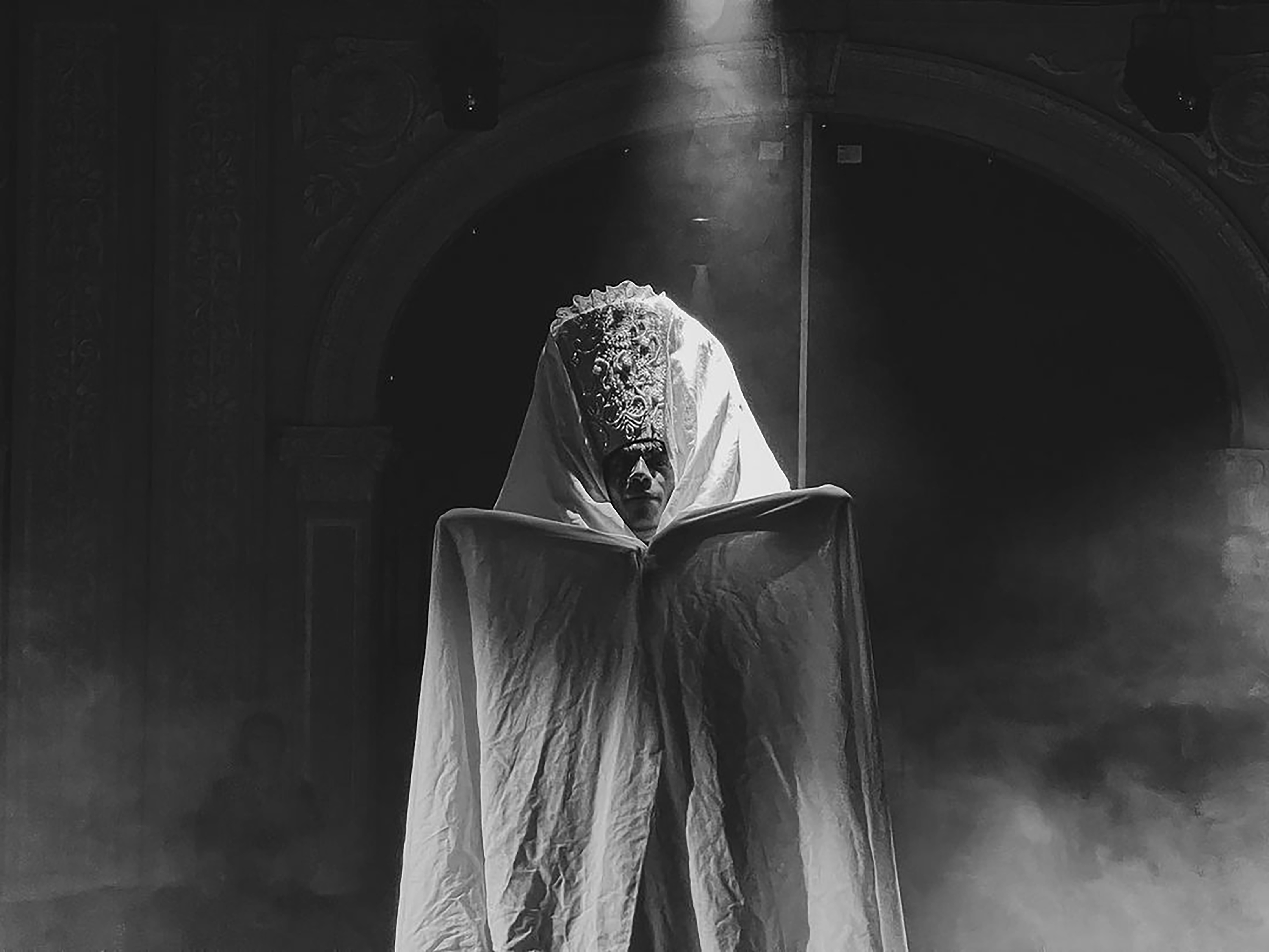 Persona en escena con vestuario blanco